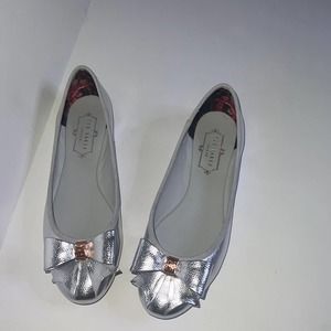 Ted baker london silver flats with bow leather 36 1/2